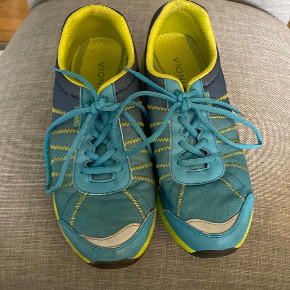 Vionic walker’s athletic shoes 10